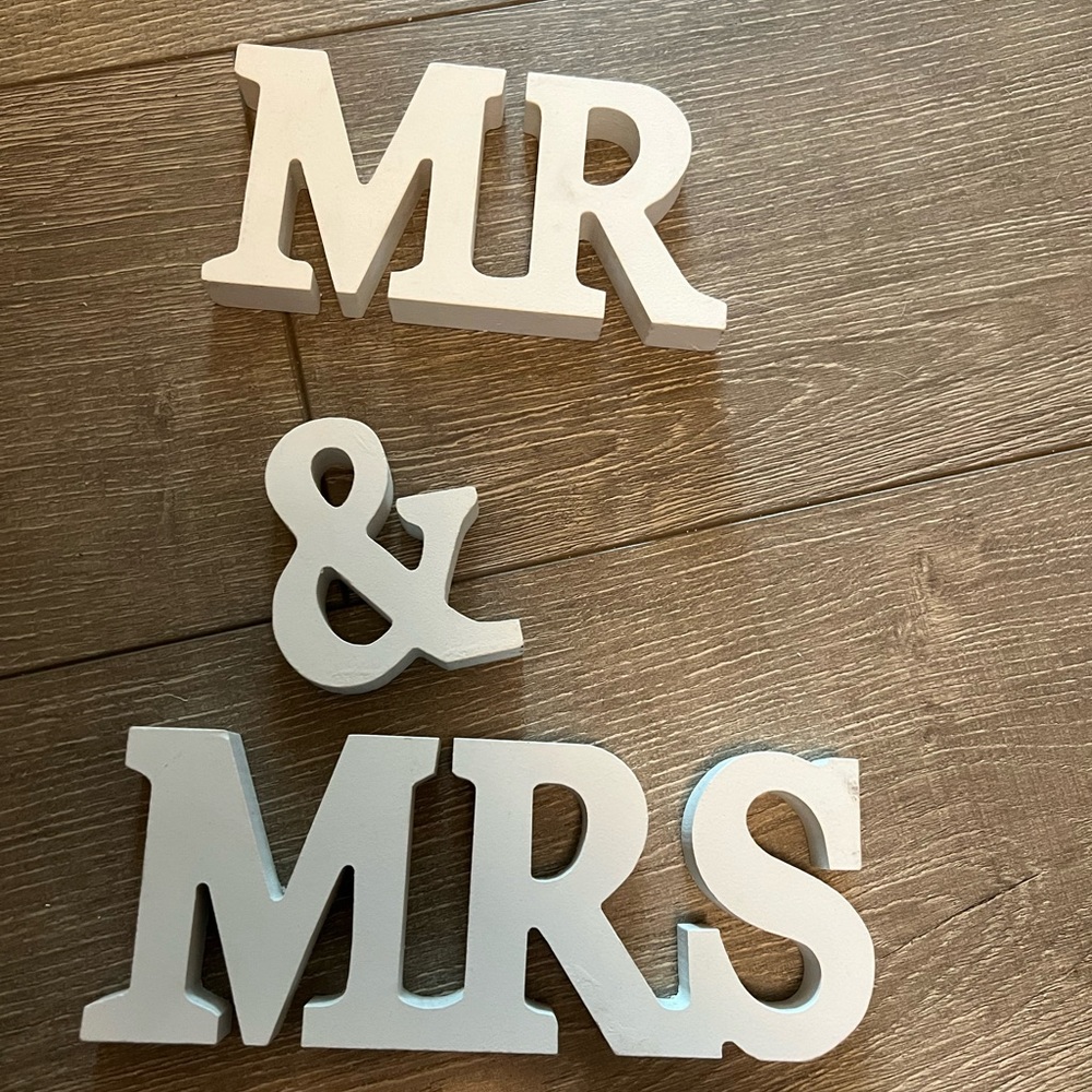 Mr & Mrs sign